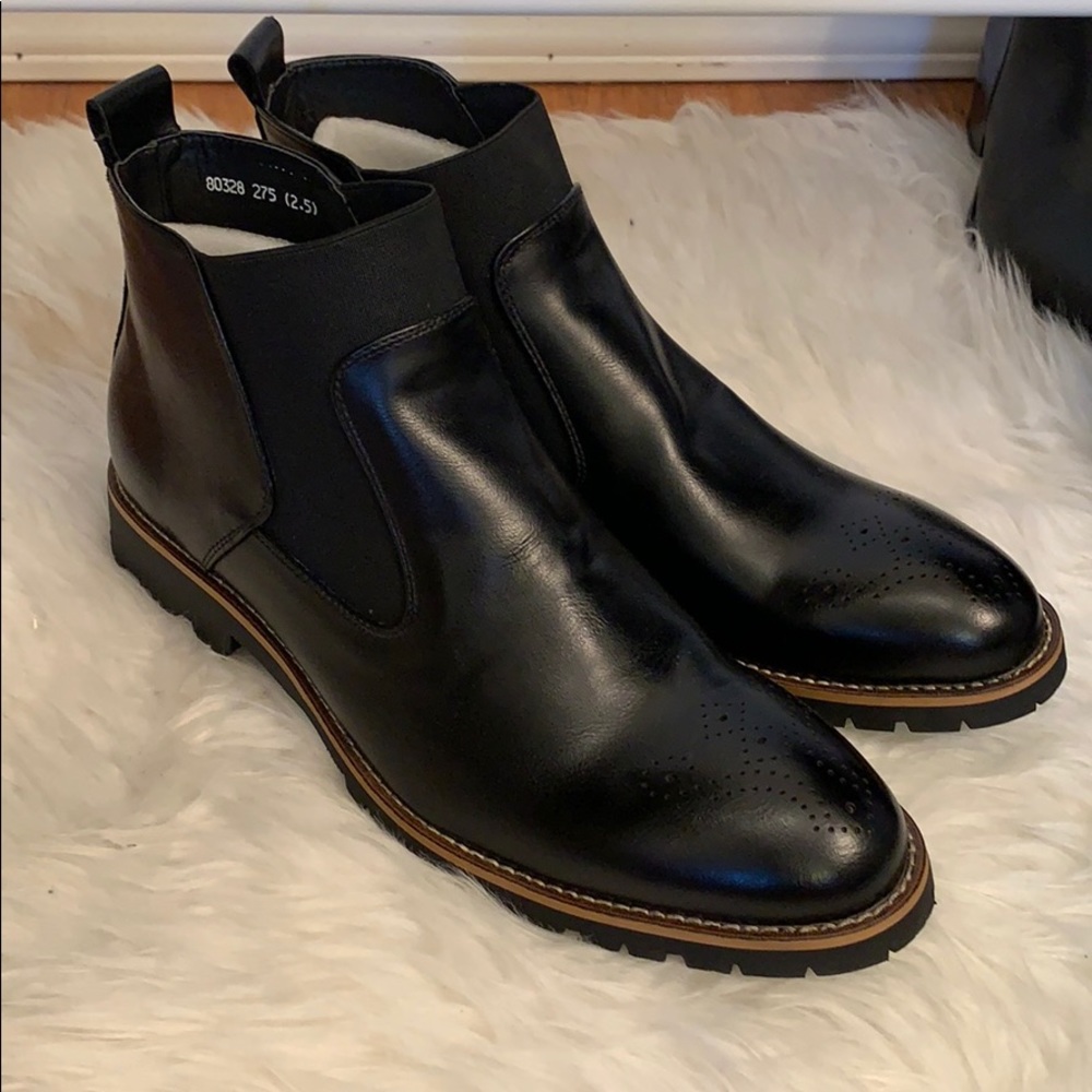 Brogue style leather Chelsea boot, size US 9.5